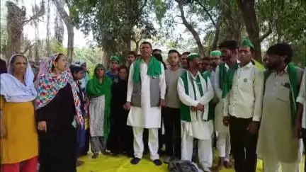 नवाबगंज: गन्ना संस्थान में भाकियू राधे गुट की मासिक बैठक में विभिन्न मुद्दों को लेकर किया गया धरना प्रदर्शन
