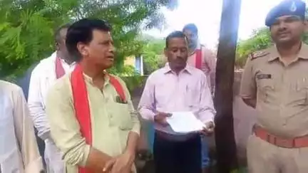 जबेरा: राम सलैया के ग्रामीणों और महिलाओं ने अवैध शराब से परेशान होकर चौकी प्रभारी को ज्ञापन सौंपा, कार्रवाई की मांग