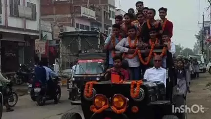 बंशीधरनगर (नगर उंटारी): श्री बंशीधर नगर में मेधावी छात्रों का घोष दल के साथ नगर भ्रमण, सरस्वती विद्या मंदिर ने किया सम्मानित