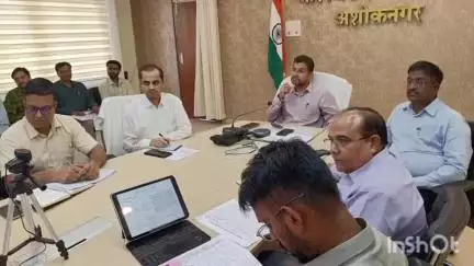 अशोक नगर: कलेक्ट्रेट सभाकक्ष में विभिन्न विभागों की समीक्षा बैठक आयोजित, कलेक्टर ने कहा- लंबित आवेदन समय पर हों निराकृत