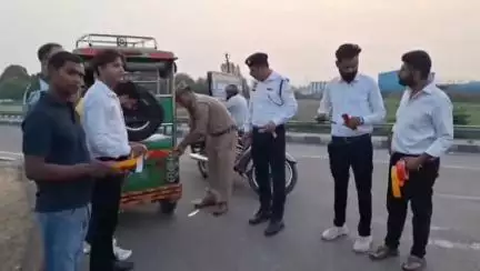 चंदौसी: चंदौसी, मुरादाबाद जीरो टी पॉइंट ग्रीन के पास एडवोकेट ट्रस्ट ऑफ इंडिया और ट्रैफिक विभाग द्वारा चलाया गया संयुक्त अभियान