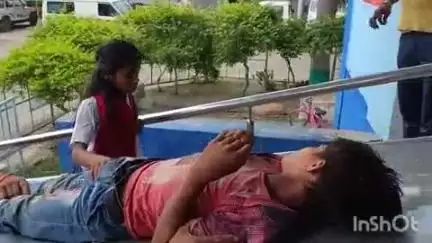खगड़िया: आहो राजोरा में पेड़ से गिरने से एक बालक गंभीर रूप से जख्मी, सदर अस्पताल में उपचार जारी