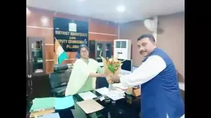 पांकी: पांकी विधान सभा के पूर्व कांग्रेस प्रत्याशी लाल सूरज ने पलामू के नए उपायुक्त को बुके देकर किया सम्मानित