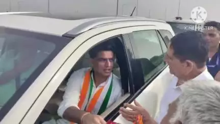 दौसा: टोंक से दिल्ली जाते समय राजस्थान के पूर्व उपमुख्यमंत्री सचिन पायलट दौसा में रुके, अध्यक्ष ने किया स्वागत