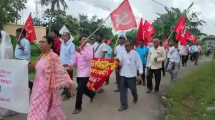 বাঁকুড়া ১: কালীগঞ্জে তৃণমূলের বিজয় মিছিল থেকে বোমা ছুঁড়ে চতুর্থ শ্রেণীর তামান্না খাতুনকে হত্যার প্রতিবাদে ইন্দাসেCPIM বিক্ষোভমিছিল