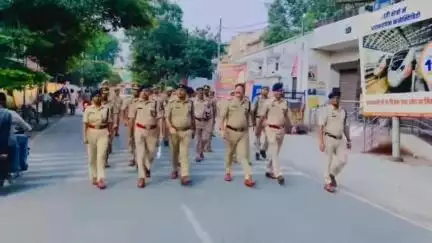 शाहजहांपुर: सुरक्षा के दृष्टिगत पुलिस अधीक्षक राजेश द्विवेदी ने अधिकारियों के साथ सदर बाजार थाना क्षेत्र में की पैदल गश्त