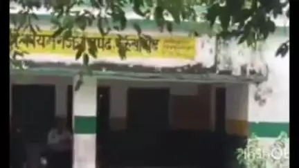 कायमगंज: गांव सूखा नगला स्थित सरकारी स्कूल बारिश के पानी से घिरा, बच्चों की पढ़ाई का संकट, ग्रामीणों में आक्रोश