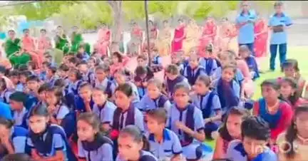 औसा: ग्रामीण शिक्षणाची संधी वाढावी म्हणून भादा येथील 'आधार'कडून विद्यार्थ्यांना उत्तम प्रतीचे स्कूल बॅग,पाणी बॉटल दिली भेट