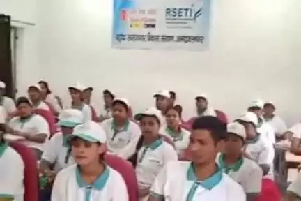 भीटी: अंबेडकरनगर में युवाओं के हाथों बनी अगरबत्ती से वातावरण महकाएगी, बड़ौदा आरसेटी ने 35 बेरोजगारों को बनाया हुनरमंद