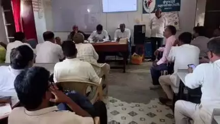 मेसकौर: शिक्षा समिति के गठन को लेकर बीईओ ने प्रभारी प्रधानाध्यापक के साथ की बैठक