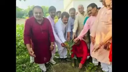 सुपौल: किसान मोर्चा ने 'एक पेड़ मां के नाम' के तहत किया वृक्षारोपण