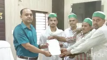 संभल: संभल के चंदवार में छुट्टा पशुओं की समस्या को लेकर भारतीय किसान यूनियन शंकर के कार्यकर्ताओं ने BDO को दिया ज्ञापन