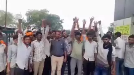 शिवपुरी नगर: पिपरसमां मंडी में किसानों का प्रदर्शन: सरसों-प्याज की बोली न लगने पर मंडी गेट बंद, दो घंटे तक खरीदारी रुकी