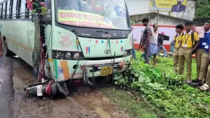 दुमका: जामा थाना के गुहियाजोरी में डाकघर के पास बस ने बाइक को मारी टक्कर, घायल PJMCH रेफर