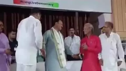 करौली: कलेक्ट्रेट के टाउन हॉल में जिला स्तरीय लोकतंत्र सेनानियों सम्मान समारोह के तहत डिप्टी सीएम को किया गया सम्मानित