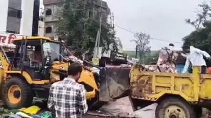 खंडवा: तीर्थ नगरी ओमकारेश्वर में अतिक्रमण मुहिम शुरू, दुकानदारों का सामान ज़ब्त