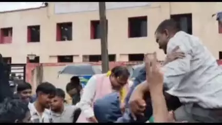 સાગબારા: ધવલીવેર  ગ્રામ પંચાયતના ઇલેક્શનમાં સુમાબેન વસાવાનો ભવ્ય વિજય તથા વિજય સરઘસ  કાઢવામાં આવ્યું.