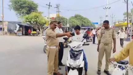 बिसौली: बिसौली नगर में यातायात पुलिस ने नियम विरुद्ध दौड़ रहे वाहनों पर चेकिंग कर कार्रवाई की, एक ई-रिक्शा किया सीज