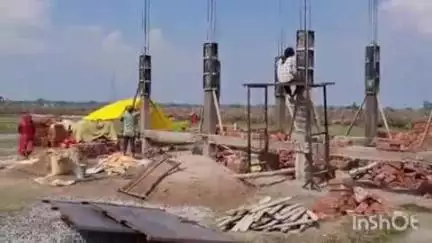 कुंडा: महेशगंज थाना क्षेत्र के भैसाना गांव में सरकारी जमीन पर दबंग द्वारा जबरन निर्माण, लेखपाल ने काम रुकवाया