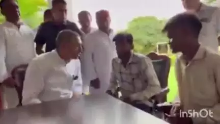 अशोक नगर: मल खिलाने का आरोप लगाने वाला युवक जीतू पटवारी से मिला, एसपी ने कहा- आरोप असत्य