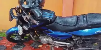 കൊട്ടാരക്കര: തേവന്നൂരിൽ വഴിയരികിൽ ബന്ധുക്കളുമായി സംസാരിച്ച് നിൽക്കെ ബൈക്കിടിച്ച് 45കാരിക്ക് ദാരുണാന്ത്യം