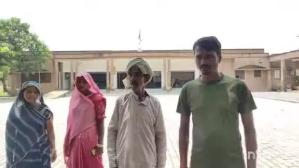 खलीलाबाद: ग्राम ब्यौरे में दबंगों ने सरकारी पत्थर उखाड़कर जेसीबी से जबरदस्ती जमीन पर किया कब्जा