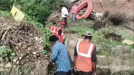 परसिया: परासिया: रेलवे के आईओडब्ल्यू बिना मजदूरों के पहुंचे सफाई करने, नगर पालिका के भरोसे पिपरिया रोड ब्रिज के आसपास कराई सफाई