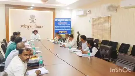 मधेपुरा: मधेपुरा समाहरणालय में मतदान पुनरीक्षण को लेकर राजनीतिक पार्टियों के अध्यक्ष व सचिव के साथ बैठक