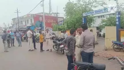 पिछोर: पिछोर थाना के सामने वाहन चेकिंग अभियान, आधा दर्जन वाहनों के चालान काटे गए
