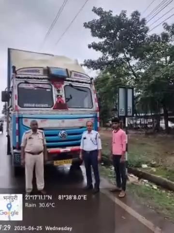 रायपुर: रायपुर पुलिस ने रिंग रोड में नो पार्किंग पर खड़ी 40 भारी मालवाहक वाहनों के खिलाफ की कार्रवाई