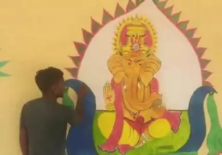करछना: नैनी स्थित जिला कारागार की दीवारों पर हत्या के आरोपी ने राम वन गमन की चित्रकला उकेरी, बनकर तैयार होने पर बढ़ाएगी शोभा