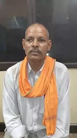 एक ज़िंदा व्यक्ति को मृतक घोषित कर उसकी ज़मीन पर कर दिया कब्ज़ा
मैनपुरी के लाखन सिंह को जीवित होने के बावजूद मृत दिखाकर दूसरे के नाम ज़मीन दर्ज कर दी गई
लेखपाल व अन्य की मिलीभगत से हुआ फर्जीवाड़ा
अब तक कोई कार्यवाही नहीं #dmmainpuri #cmyogi