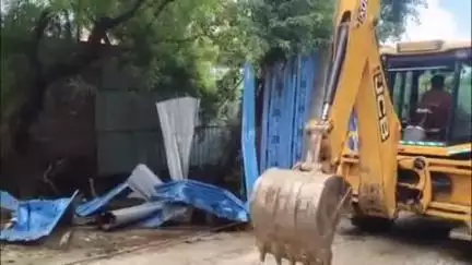डलमऊ: धमधमा गांव में ग्राम प्रधान की शिकायत पर बंजर भूमि पर किए गए अवैध कब्जे को राजस्व टीम ने कराया कब्जा मुक्त
