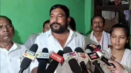 ଧରାକୋଟ: ଖାରିଗୁମା କଙ୍ଗାରୁ କୋର୍ଟ ଘଟଣା ରେ ପିଡିତ ପରିବାରଙ୍କୁ ଭେଟିଲା କଂଗ୍ରେସ ର ଉଚ୍ଚ ପ୍ରତିନିଧି ଦଳ,ଧରାକୋଟ ଥାନା ରେ ଅଧିକାରୀ ଙ୍କୁ ଭେଟିଲା ଦଳ
