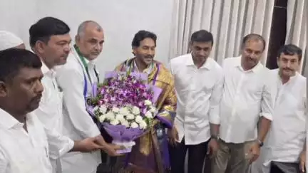 వైసీపీ అధినేత వైయస్ జగన్మోహన్ రెడ్డి సమక్షంలో పార్టీలో చేరిన సుగువాసి బాలసుబ్రమణ్యం