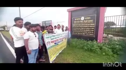 शिकारीपाड़ा: आदिवासी अधिकार मोर्चा के बैनर तले शिकारीपाड़ा से संथालकाटा पोखर तक पदयात्रा