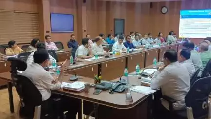 झांसी: कमिश्नर कार्यालय में मण्डलायुक्त ने कर-करेत्तर, राजस्व संग्रह और विकास कार्यों की समीक्षा बैठक की, दिए आवश्यक निर्देश