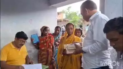ইন্দপুর: ডাবর গ্রামে ৩২৫টি পরিবারের হাতে জগন্নাথ দেবের প্রসাদ তুলে দিলেন ইন্দপুর ব্লক তৃণমূলের সভাপতি সহ অন্যান্য জনপ্রতিনিধিরা