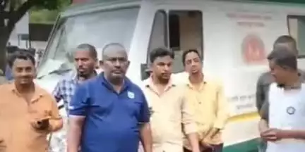उत्तर सोलापूर: धर्मवीर संभाजी तलाव येथे गाडी काढण्याच्या कारणावरून दोघांना दारूच्या बाटल्याने मारहाण: सिव्हिल पोलिसात घटनेची नोंद....