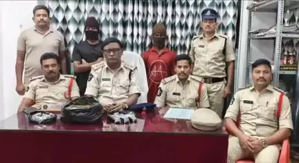 గుంటూరు: ఇద్దరు గంజాయి నిందితులను అదుపులోకి తీసుకున్న పాత గుంటూరు పోలీసులు