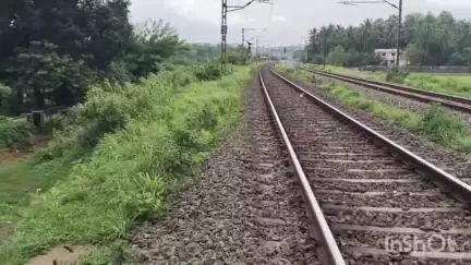 പാലക്കാട്: വാളയാർ ചന്ദ്രാപുരത്ത് ട്രെയിനിന്റെ ചവിട്ടുപടിയിൽ നിന്ന് വീണ് യുവാവിന് ദാരുണാന്ത്യം