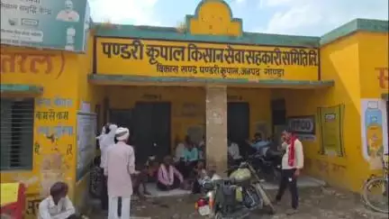 गोंडा: पडरी कपाल कृषि सेवा सहकारी समिति पर ताला लगाकर सचिव गायब, किसान परेशान #jansamasya