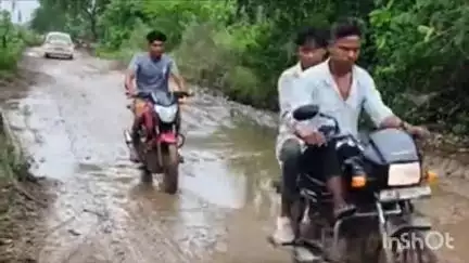 सिवनी मालवा: झकलाय मार्ग पर रेलवे ओवरब्रिज निर्माण से आवागमन बाधित, SDM ने पीडब्ल्यूडी विभाग को अप्रोच रोड बनाने के निर्देश दिए