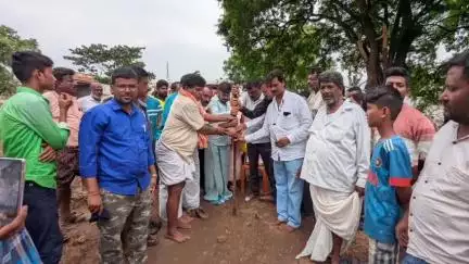 ಹಡಗಲಿ: ಕಗ್ಗಲಕಟ್ಟಿ ತಾಂಡಾ ಗ್ರಾಮದಲ್ಲಿ ನೂತನ ಸಿಸಿ ರಸ್ತೆ ಕಾಮಗಾರಿಗೆ ಭೂಮಿ ಪೂಜೆ ನೆರವೇರಿಸಿದ ಶಾಸಕ; ಕೃಷ್ಣ ನಾಯ್ಕ್