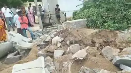 ఇంద్రజిత్ గుప్తా నగర్ లో నాగేంద్ర అనే వ్యక్తి 44 సెంట్లు స్థలం ఆక్రమించుకునే ప్రయత్నం చేస్తున్నాడు అంటూ కాలనీవాసుల ఆవేదన