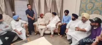 ਪਟਿਆਲਾ: ਸ਼੍ਰੋਮਣੀ ਅਕਾਲੀ ਦਲ ਦੇ ਪ੍ਰਧਾਨ ਕਰਤਾਰ ਇੰਡਸਟਰੀਜ਼ ਦੇ ਮਾਲਕ ਦੇ ਘਰ ਉਨ੍ਹਾਂ ਦੀ ਧੀ ਦੇ ਦੇਹਾਂਤ ਦੇ ਸੋਗ ’ਚ ਸ਼ਾਮਲ ਹੋਣ ਲਈ ਭਾਦਸੋਂ ਪਹੁੰਚੇ