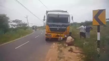 வேதாரண்யம்: ஆதனூர் ஊராட்சி தூண்டிக்காரன் கோயில வளைவு பகுதியில் ஜல்லி ஏற்றி வந்த லாரி கட்டுப்பாட்டை இழந்து  மின்கம்பத்தில் மோதியது.