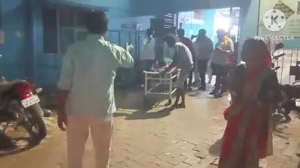 জয়পুর: পুনদাগ হাটে বজ্রপাতে আহতদের দেখতে জয়পুর ব্লক প্রাথমিক স্বাস্থ্য কেন্দ্রে জেলা পরিষদের সদস্য