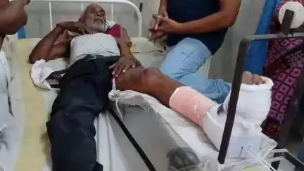 बेतिया: पुलिस एस्कॉर्ट गाड़ी की टक्कर से वृद्ध घायल, हालत गंभीर