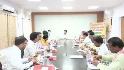 बांका: समाहरणालय के मिनी सभागार में बांका डीएम ने राजनीतिक दलों के प्रतिनिधियों के साथ की बैठक